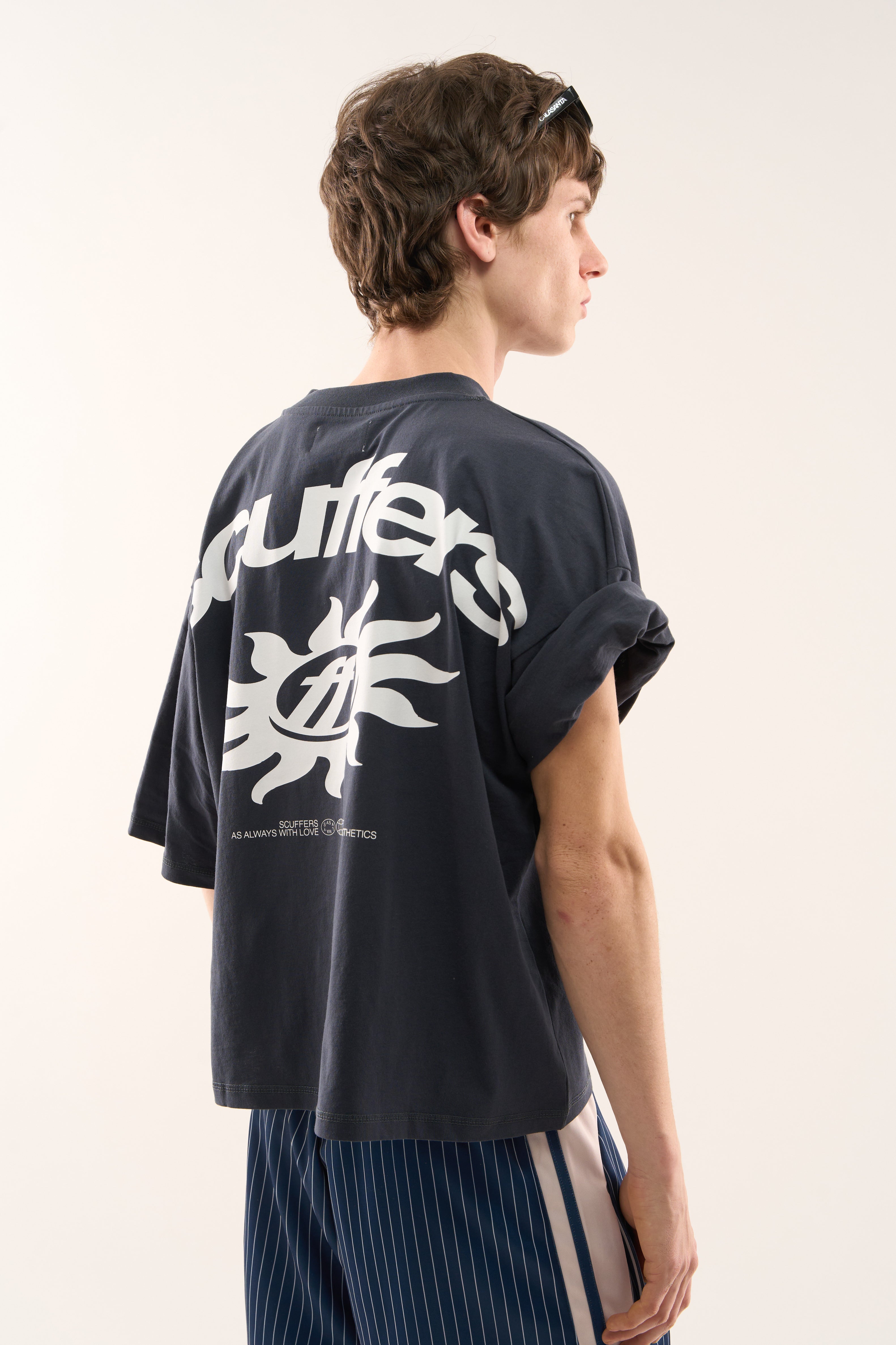 【Scuffers】ユニセックス ドロップショルダー「ICON 」Tシャツ セール】ドロップショルダープリントTシャツ(United)（Tシャツ